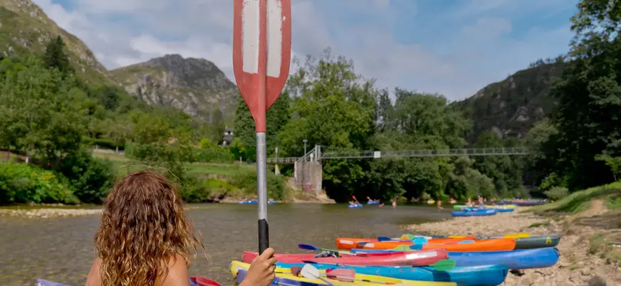 Joven haciendo el descenso del Sella desde Cangas de Onís