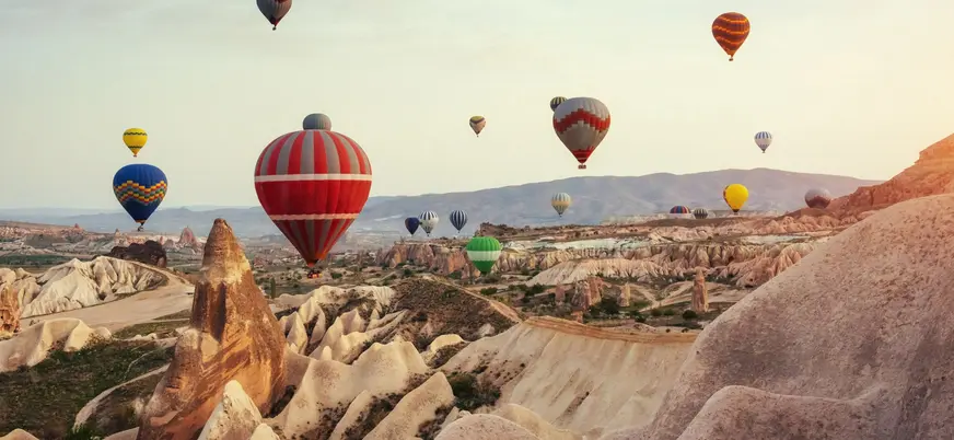 Globos aerostáticos sobre el paisaje de Capadocia al amanecer, Turquía