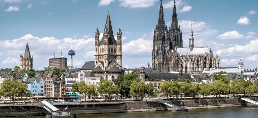Vistas de la Catedral de Colonia y la Gran Iglesia de San Martín junto al Rin.