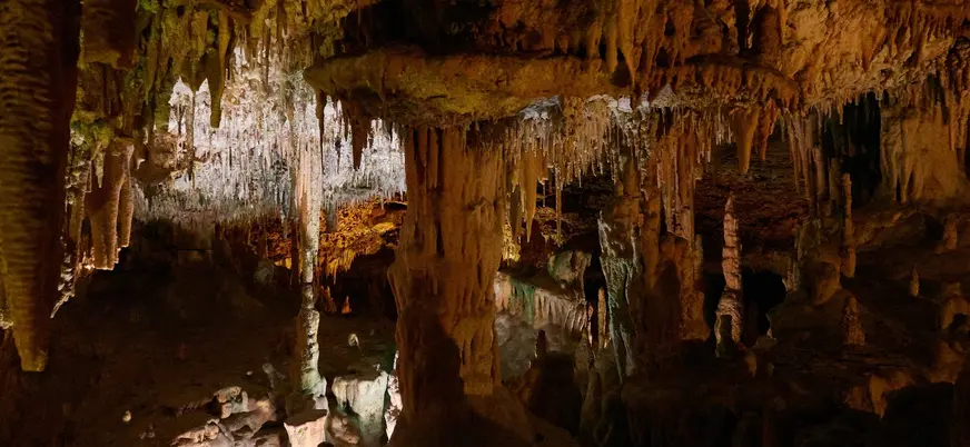 Estalactitas y columnas naturales en las Cuevas del Hams, Mallorca