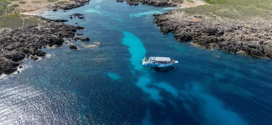 Embarcación turística fondeada en una cala del norte de Menorca