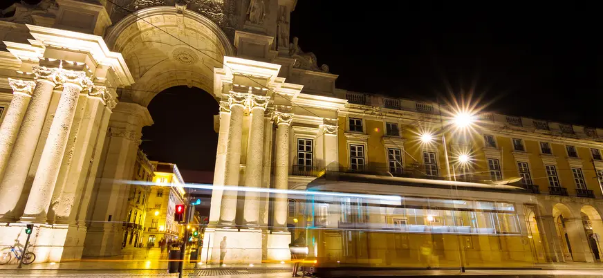 Tranvía en movimiento frente al Arco de la Rua Augusta, Lisboa