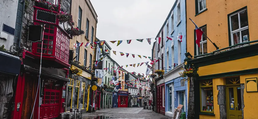 Calle peatonal y banderas festivas en Galway, Irlanda