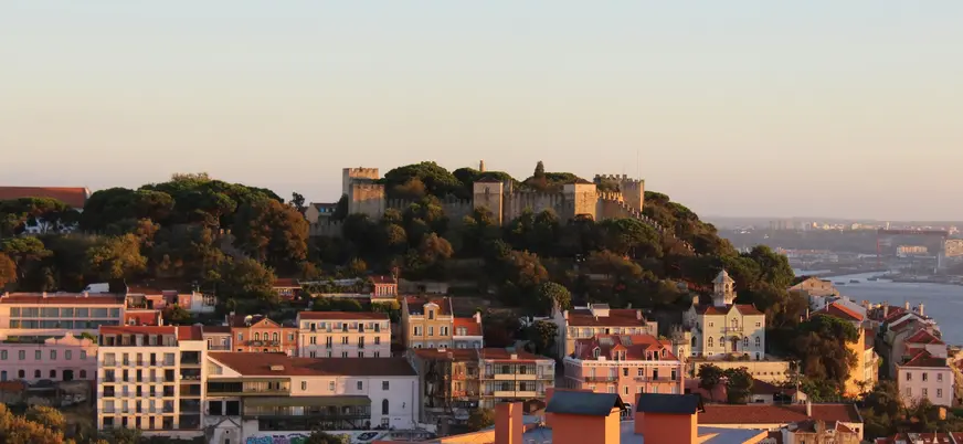 Castillo de San Jorge con vistas al barrio de Alfama y al río Tajo.
