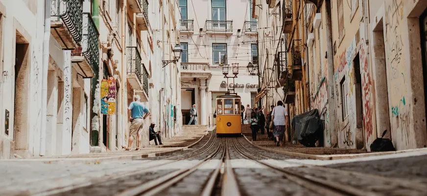 Tranvía subiendo una calle empinada del barrio de Bica en Lisboa