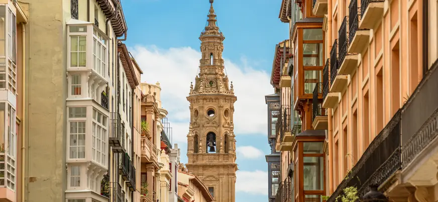 Torre de la Concatedral de la Redonda entre edificios del centro de Logroño