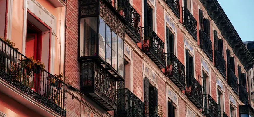 Fachada y balcones de forja en edificio clásico en Madrid