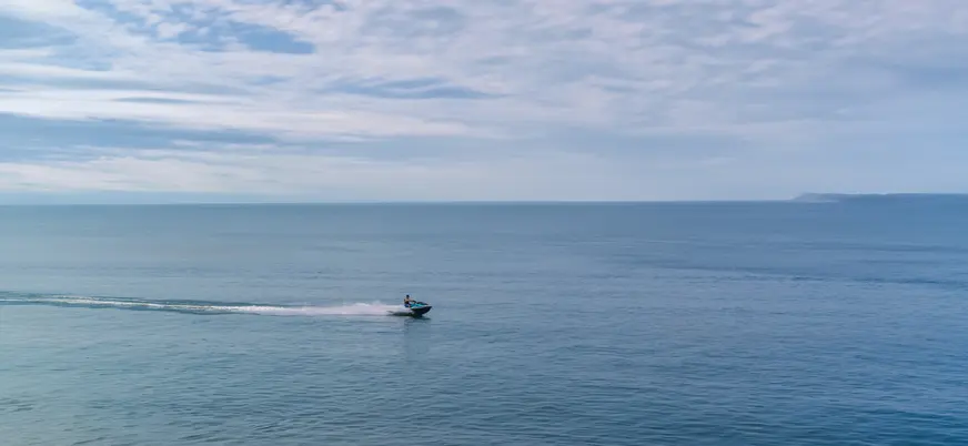 Una moto de agua navega a toda velocidad por el mar Cantábrico