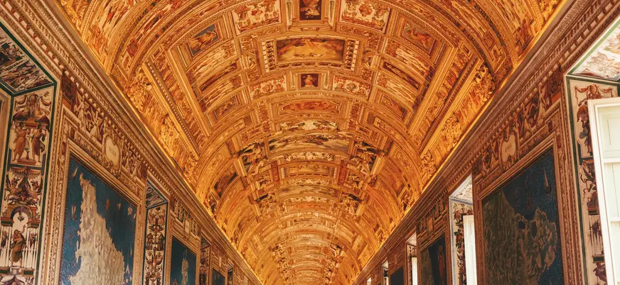 Techo dorado del Pasillo de los Mapas en los Museos Vaticanos de Roma