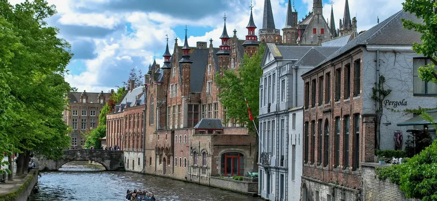 Paseo en barco por el canal Groenerei de Brujas, Bélgica, con arquitectura gótica