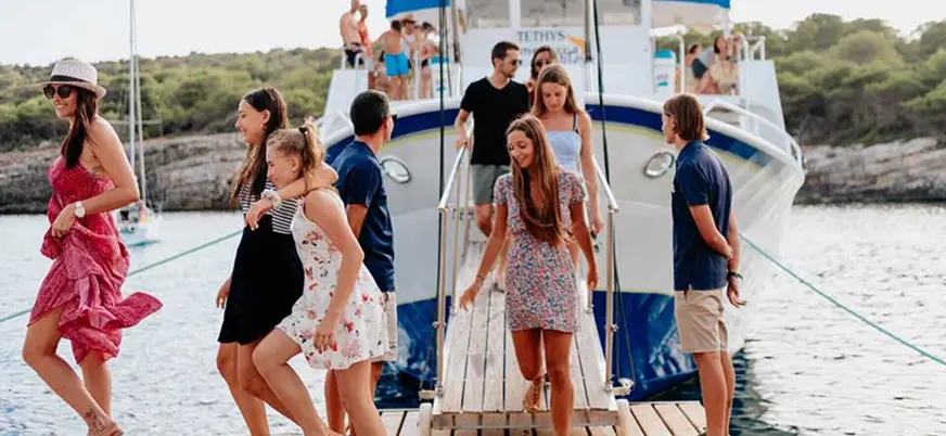 Pasajeros desembarcando en Menorca