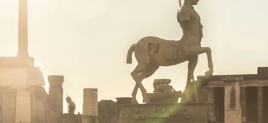 Estatua del Centauro en las ruinas del Foro de Pompeya