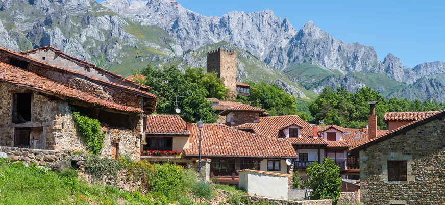 Vista de Potes con la Torre del Infantado y los Picos de Europa en Cantabria