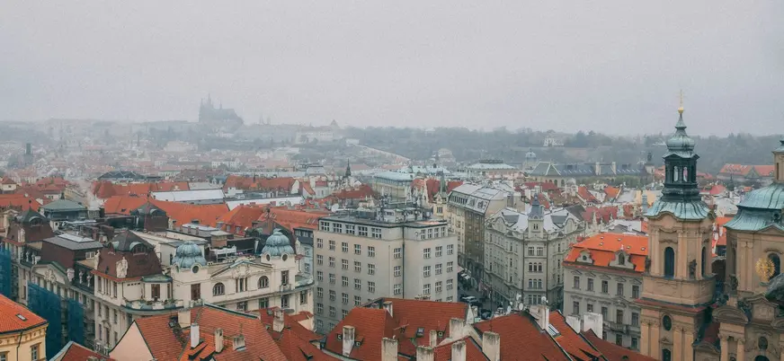 Panorámica del casco viejo de Praga con tejados rojos en República Checa