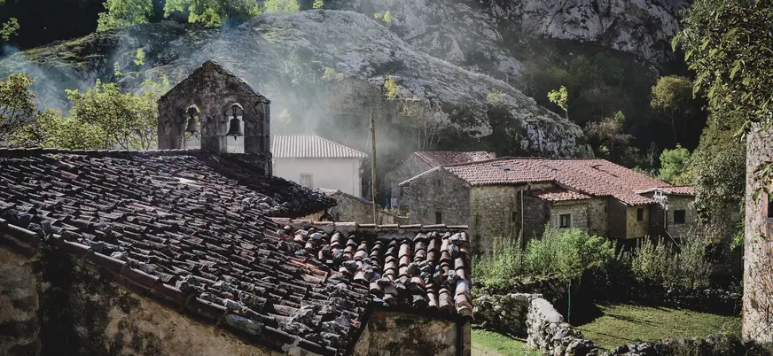 Casas de piedra en el pintoresco pueblo de Bulnes, rodeado de montañas y naturaleza en los Picos de Europa.