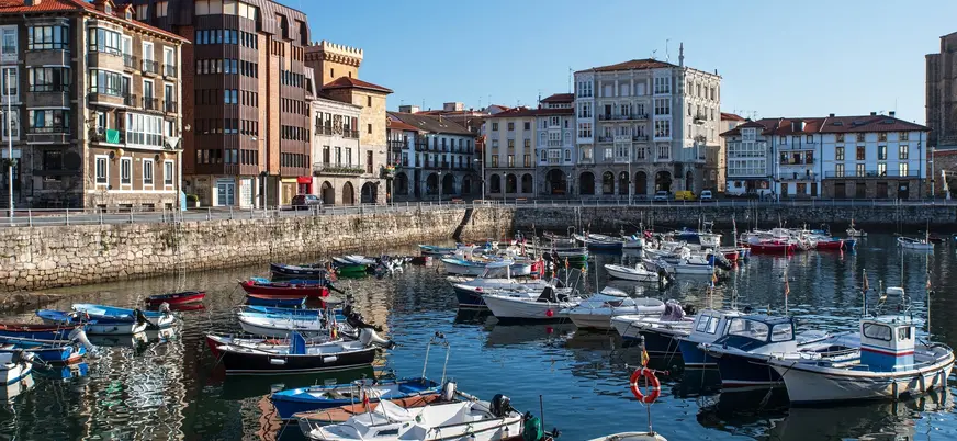 Castillo de Santa Ana y su faro en Castro Urdiales