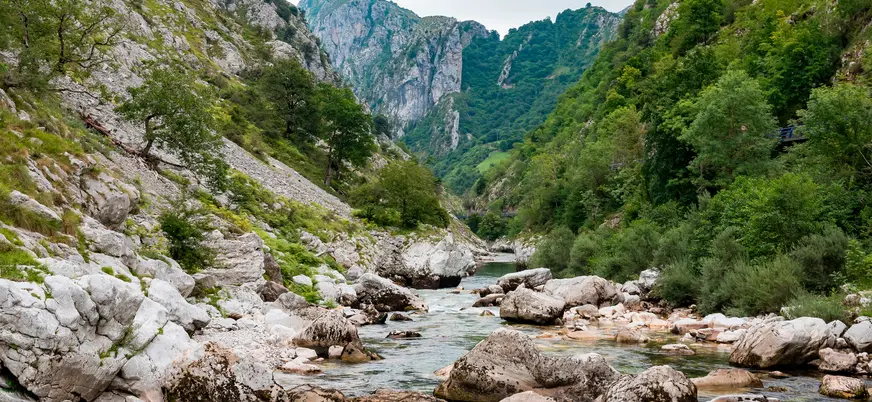 Río Cares fluyendo en los Picos de Europa
