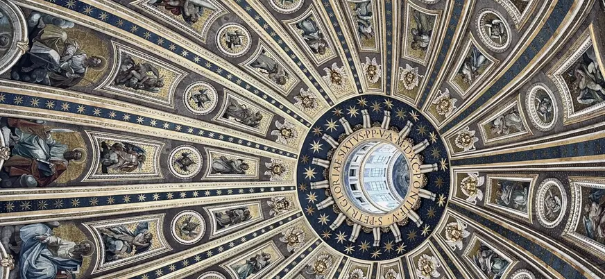 Cúpula decorada de la Basílica de San Pedro en Roma vista desde el interior