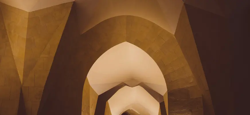 Arcos y bóvedas iluminadas del interior de la Sagrada Familia en Barcelona