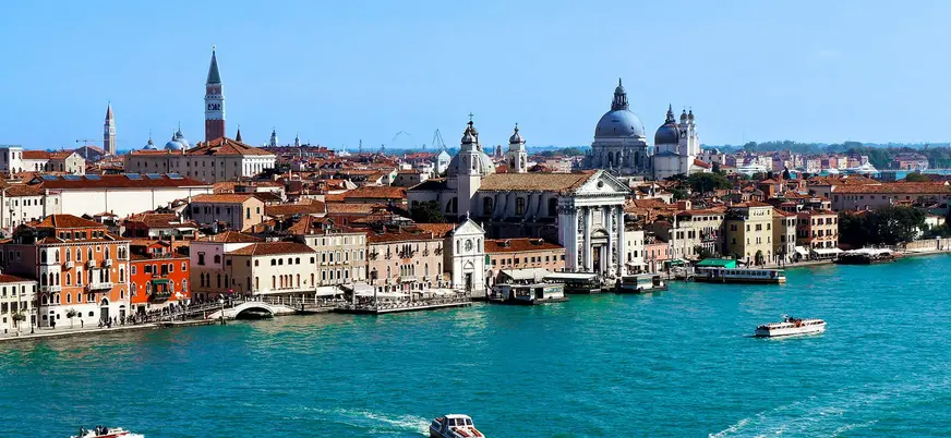 Vista de San Marcos y la Basílica della Salute desde la laguna de Venecia