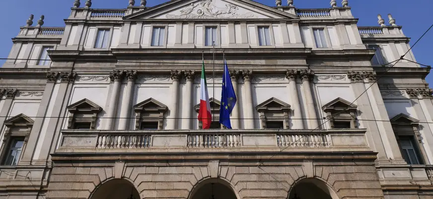 Fachada neoclásica del Teatro de la Scala en Milán