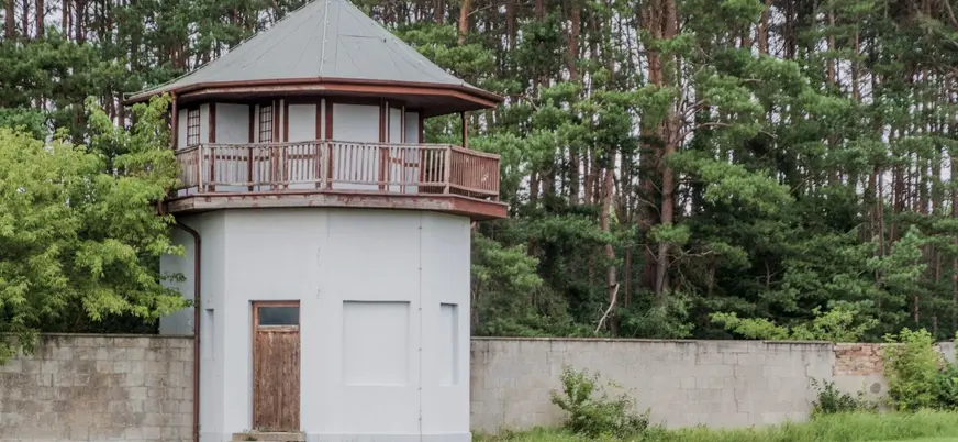 Torre de vigilancia junto al muro del campo de concentración de Sachsenhausen