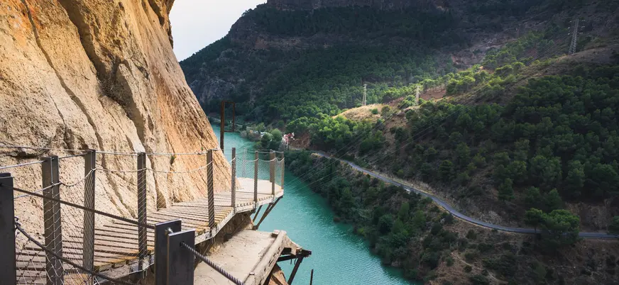 Pasarela del Caminito del Rey con vistas al río Guadalhorce y valle de Málaga