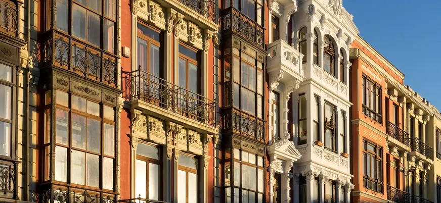 Balcones y fachadas modernistas del centro histórico de Avilés