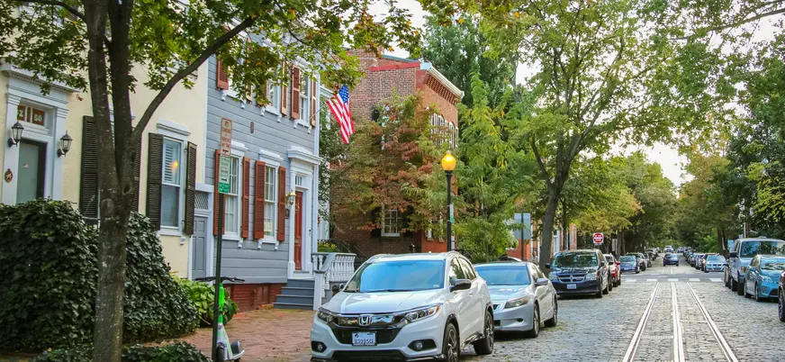 Calle residencial con casas históricas en Georgetown, Washington D.C., Estados Unidos