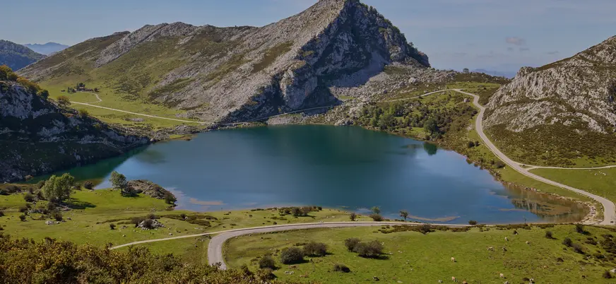 Vista del lago Enol desde el mirador de los Lagos de Covadonga, Asturias