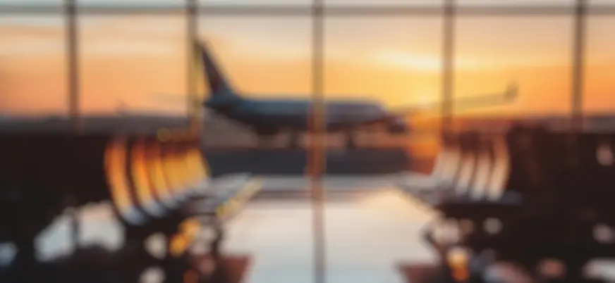 Atardecer en la terminal de aeropuerto con un avión de fondo