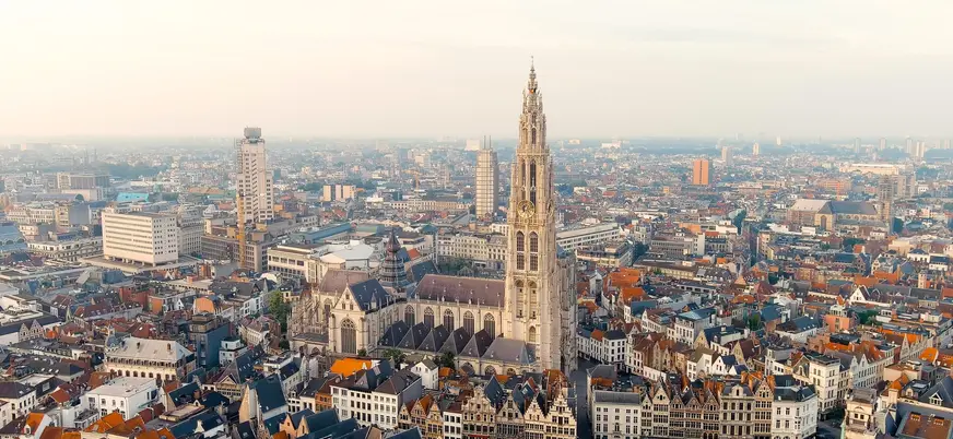Vista panorámica del centro histórico de Amberes, Bélgica, con su catedral