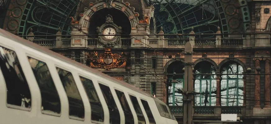 Tren saliendo de la estación central de Amberes con su emblemática fachada y reloj