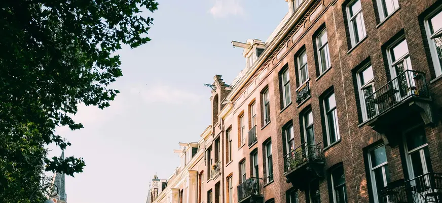 Fachada de edificios tradicionales de ladrillo en Ámsterdam