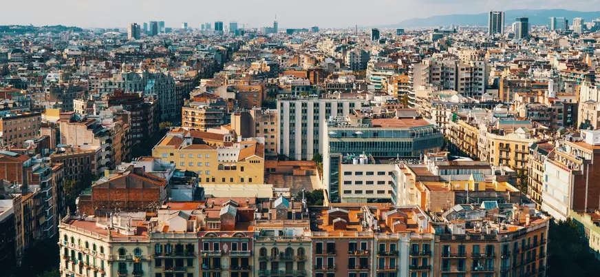 Vista panorámica de los edificios del Eixample y el centro urbano de Barcelona