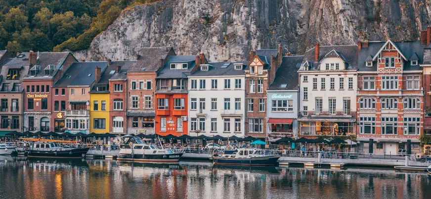 Barcos atracados junto al río Mosa en Dinant, Bélgica