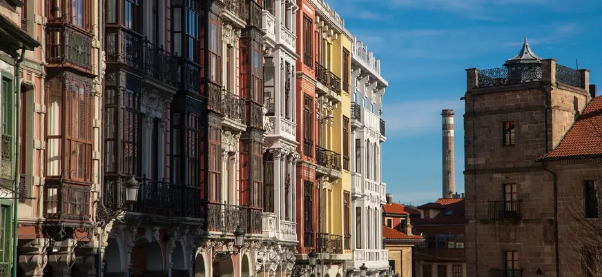 Fachadas coloridas con galerías acristaladas en una calle del centro histórico de Avilés, en la región de Asturias.