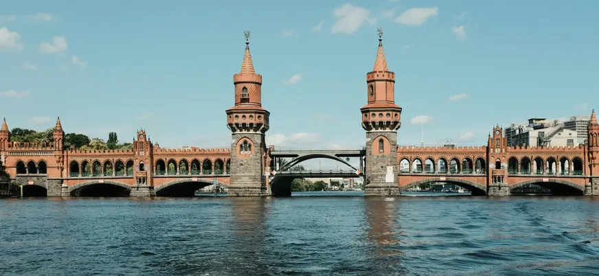 El Puente de Oberbaum visto desde el río Spree en un día despejado