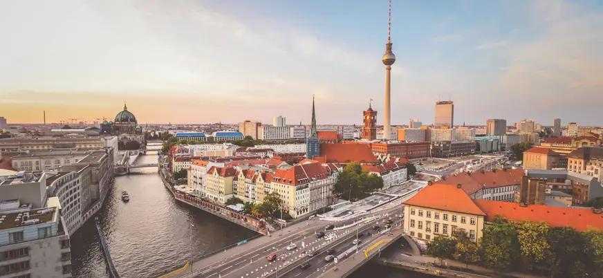 Vista panorámica de Berlín con la catedral y la torre de televisión al atardecer