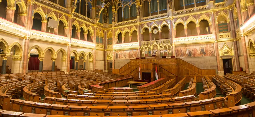 El interior de la Cámara Alta del Parlamento de Budapest de madera dorada.