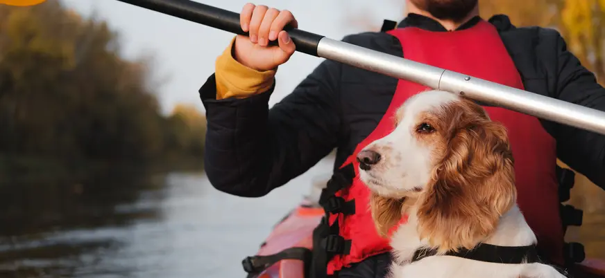 Hombre junto con su mascota haciendo el descenso del Sella