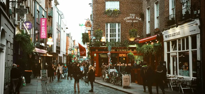 Vista de la famosa fachada del pub The Temple Bar en Dublín
