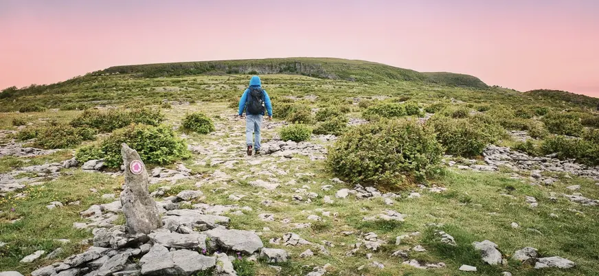 Senderista caminando por el terreno de El Burren, Irlanda
