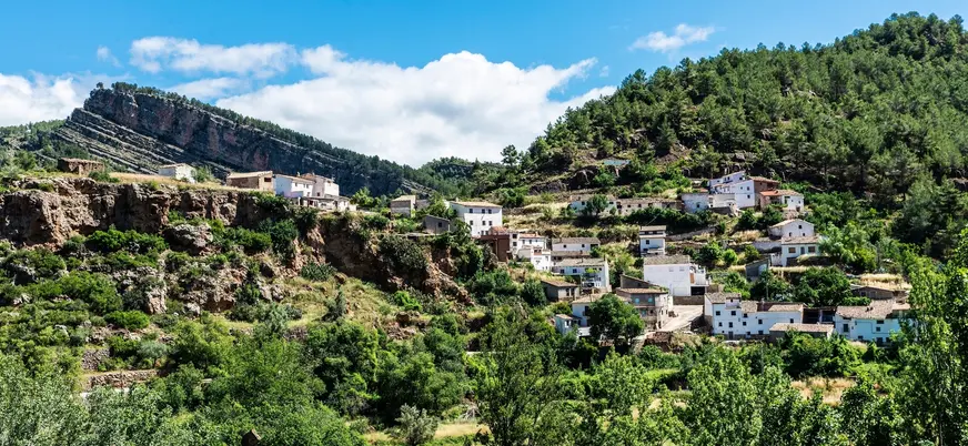 Casas blancas escalonadas en la ladera de la montaña en Montanejos, Castellón