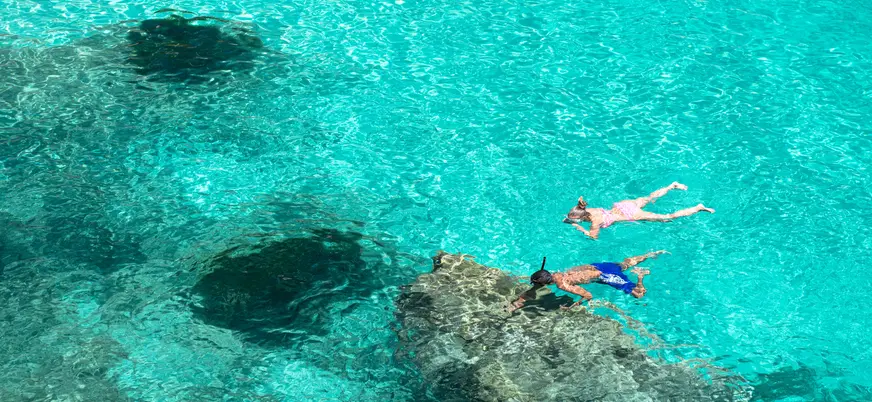 Pareja haciendo snorkel en las aguas de Es Trenc y Es Caragol, Mallorca