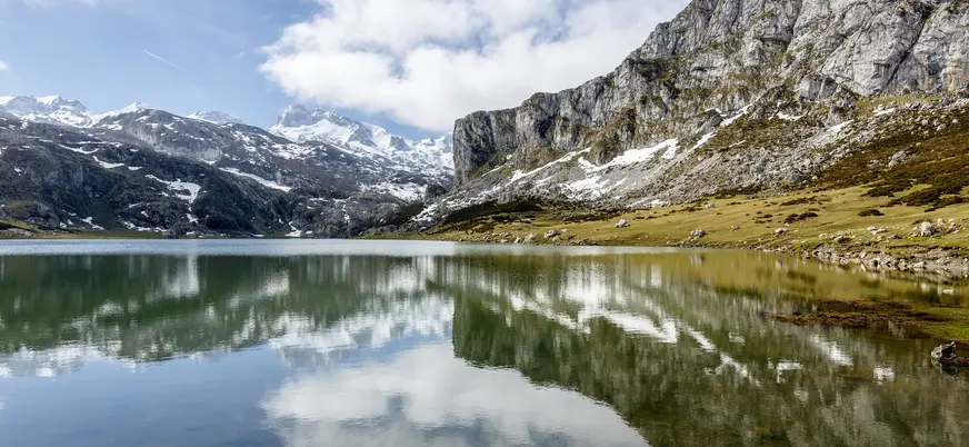 Reflejo de montañas en el lago Ercina, Lagos de Covadonga, Asturias