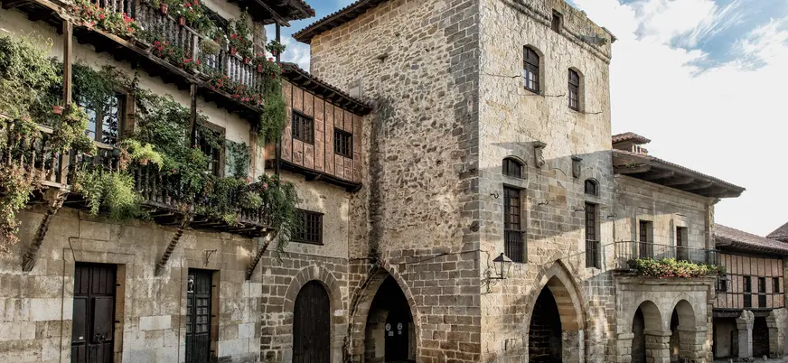 Casas y torre medieval en Santillana del Mar