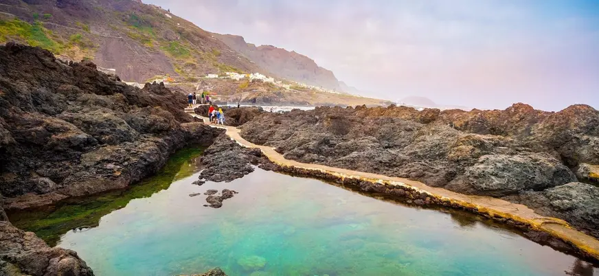 Piscinas naturales de El Caletón y rocas volcánicas en Garachico, Tenerife