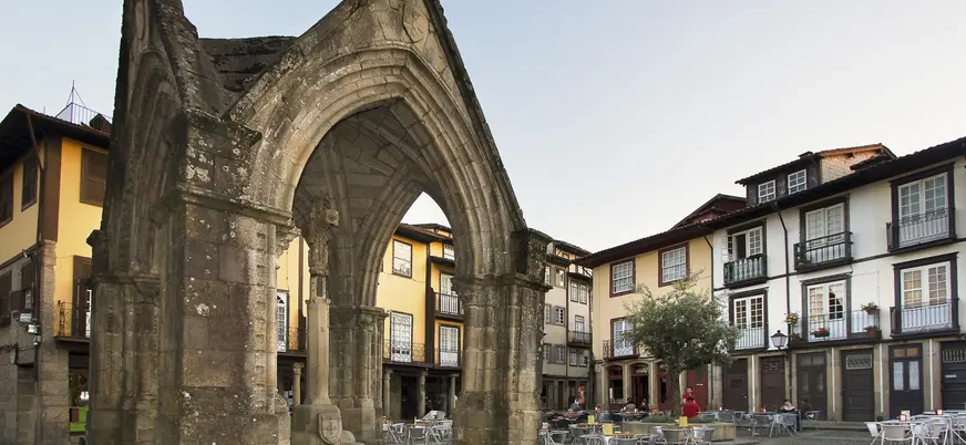 Monumento del Padrão do Salado en la plaza del casco histórico de Guimarães.