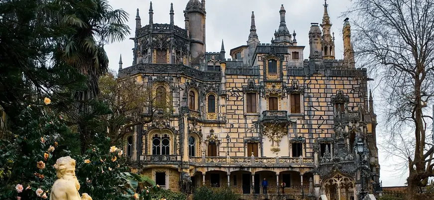 Fachada detallada de la Iglesia de São Martinho rodeada de jardines en Sintra